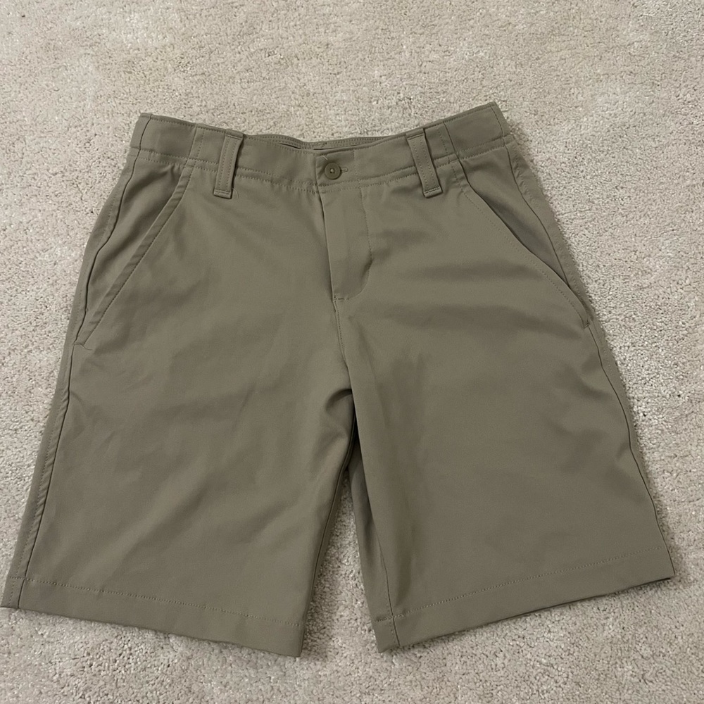 Boys Size Small Under Armour Khaki shorts